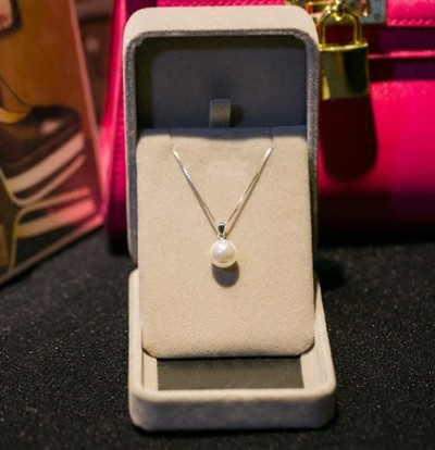 Λεπτό γυναικείο κολιέ με πέρλες διακόσμηση