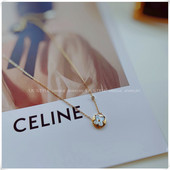 Дамска верижка в златист цвят с висулка