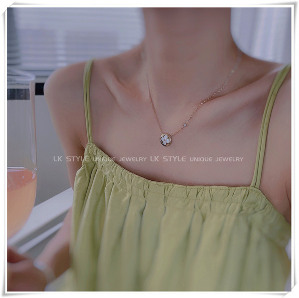 Дамска верижка в златист цвят с висулка