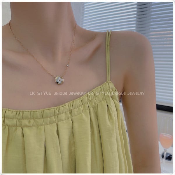 Дамска верижка в златист цвят с висулка