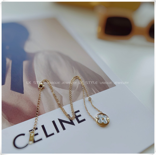 Дамска верижка в златист цвят с висулка