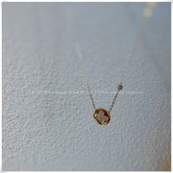 Дамска верижка в златист цвят с висулка