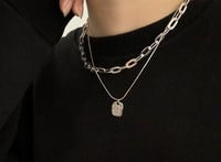 Ежедневно дамско колие с квадратна висулка