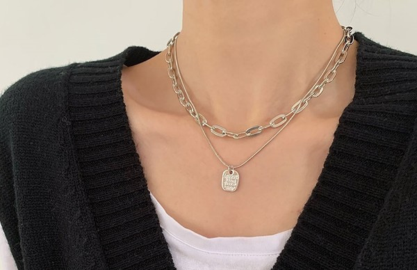 Ежедневно дамско колие с квадратна висулка