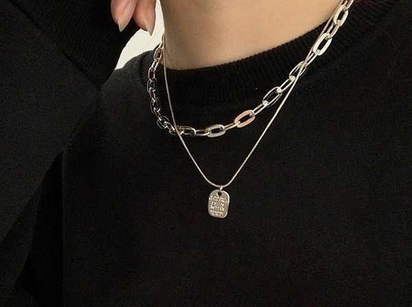 Ежедневно дамско колие с квадратна висулка