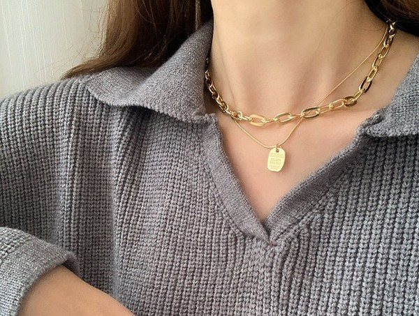 Ежедневно дамско колие с квадратна висулка