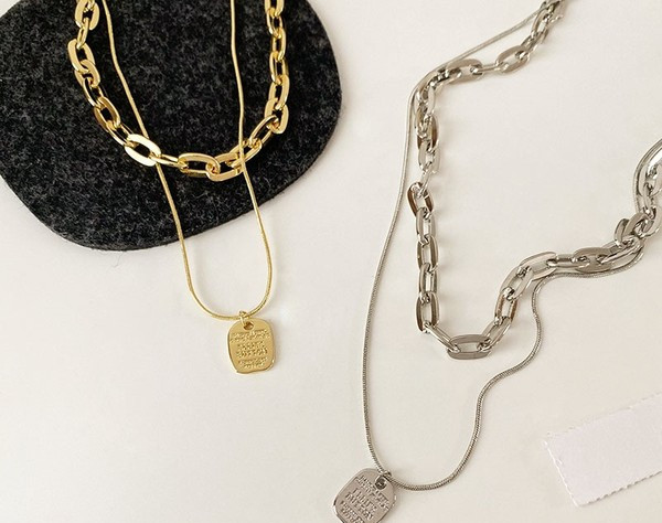 Ежедневно дамско колие с квадратна висулка