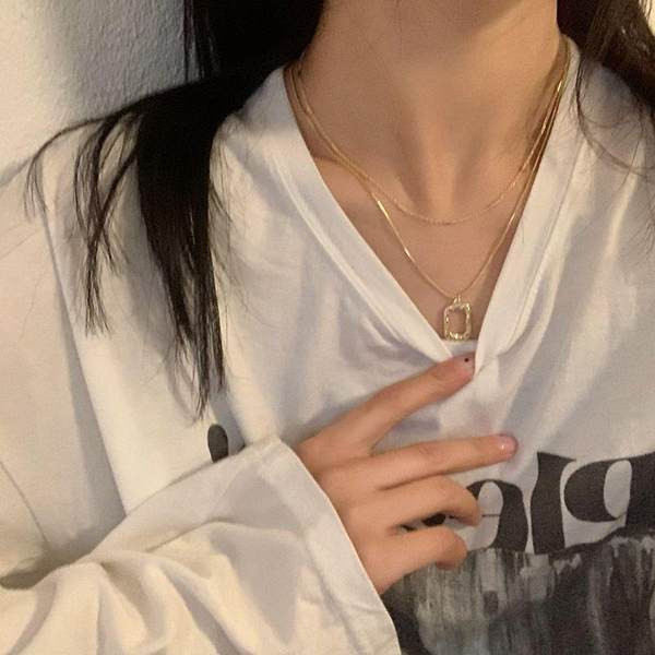 Μοντέρνο κολιέ με μενταγιόν σε ασημί και χρυσό χρώμα για γυναίκες