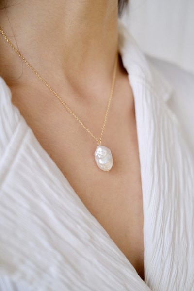 Μοντέρνο γυναικείο κολιέ με διακοσμητικό μαργαριτάρι