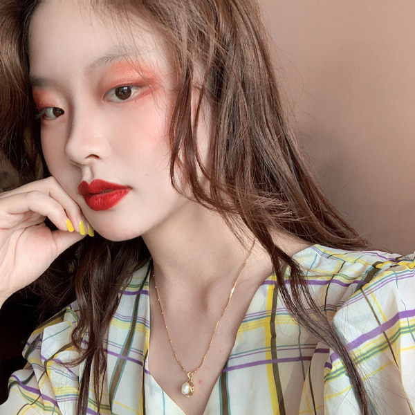 Ženska tanka ogrlica sa privjeskom i ukrasnim biserom