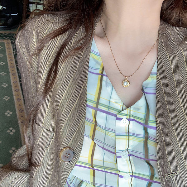 Ženska tanka ogrlica sa privjeskom i ukrasnim biserom