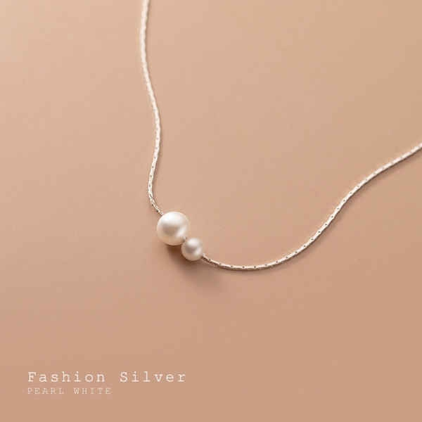 Μοντέρνο γυναικείο κολιέ σε ασημί χρώμα με πέρλες