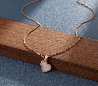 Дамско нежно колие с висулка декорирана с камъни - два цвята