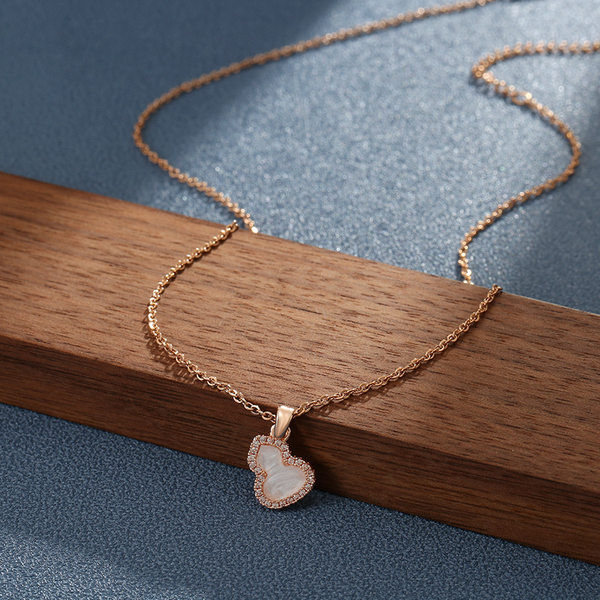 Дамско нежно колие с  висулка декорирана с камъни - два цвята