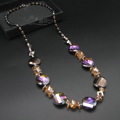 Moderna ženska ogrlica sa kamenčićima u boji