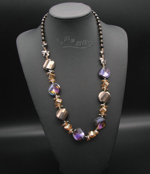 Moderna ženska ogrlica sa kamenčićima u boji