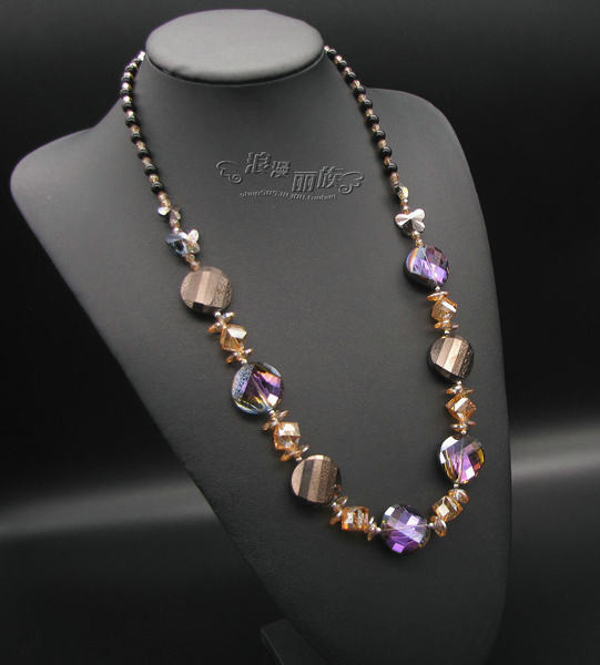 Moderna ženska ogrlica sa kamenčićima u boji