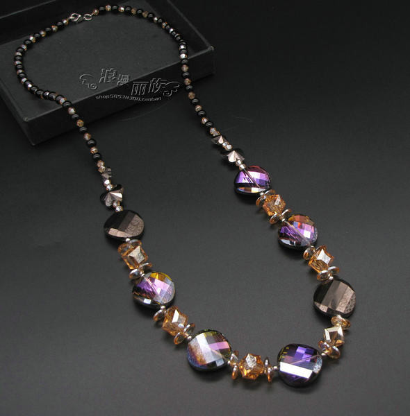 Moderna ženska ogrlica sa kamenčićima u boji