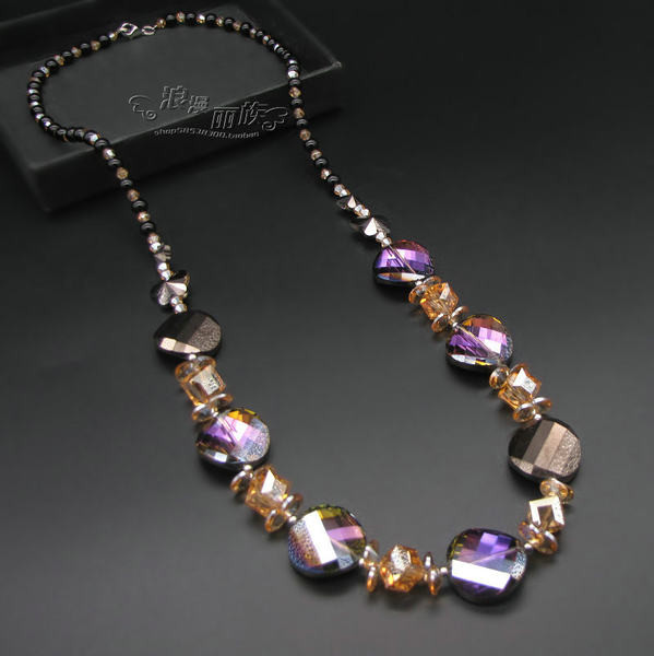 Moderna ženska ogrlica sa kamenčićima u boji