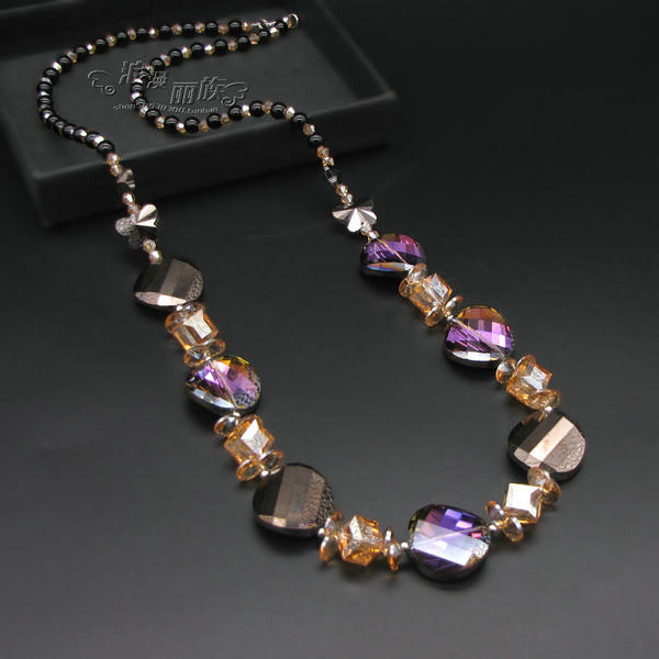 Moderna ženska ogrlica sa kamenčićima u boji