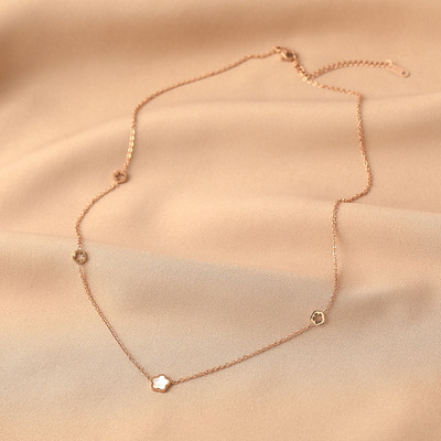 Дамско модерно колие с висулка - златист цвят