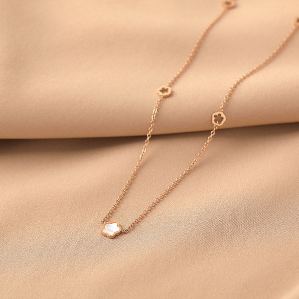 Дамско модерно колие с висулка - златист цвят