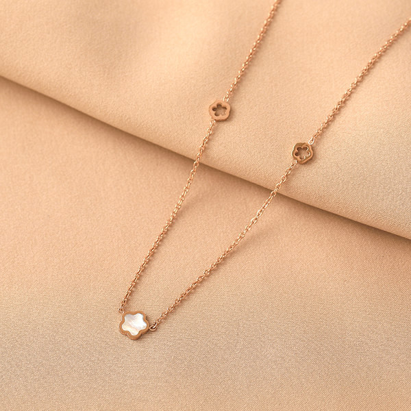 Дамско модерно колие с висулка - златист цвят