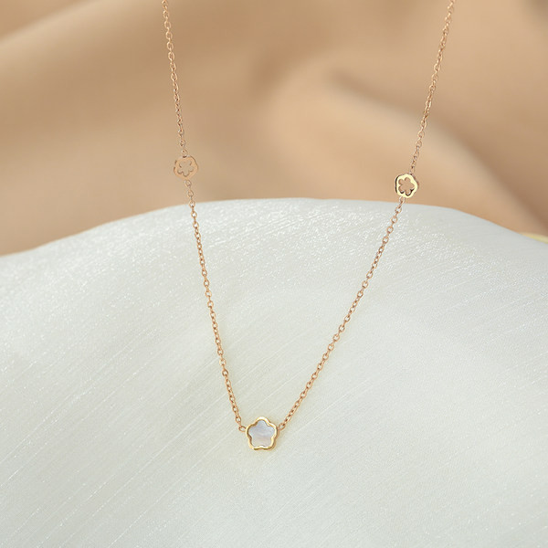 Дамско модерно колие с висулка - златист цвят