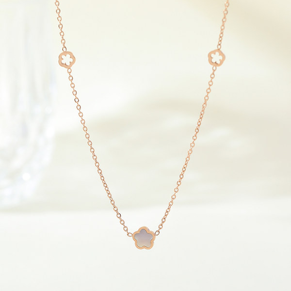 Дамско модерно колие с висулка - златист цвят