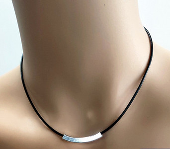 Γυναικείο δερμάτινο κολιέ σε μαύρο χρώμα