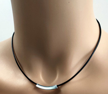 Γυναικείο δερμάτινο κολιέ σε μαύρο χρώμα