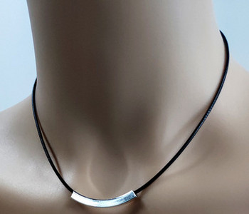 Γυναικείο δερμάτινο κολιέ σε μαύρο χρώμα