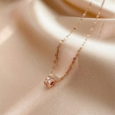 Μοντέρνο κολιέ με πέτρες και μενταγιόν