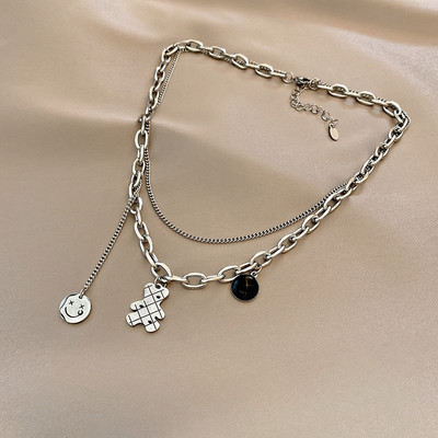 Moderna ogrlica sa privjescima - u srebrnoj boji