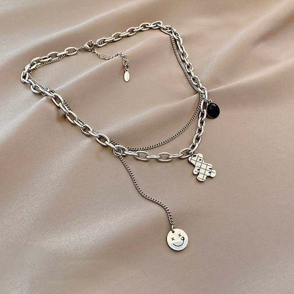 Moderna ogrlica sa privjescima - u srebrnoj boji