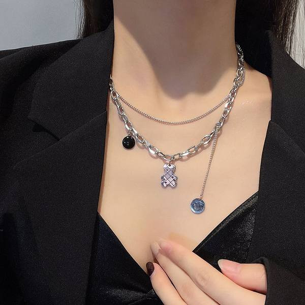 Moderna ogrlica sa privjescima - u srebrnoj boji