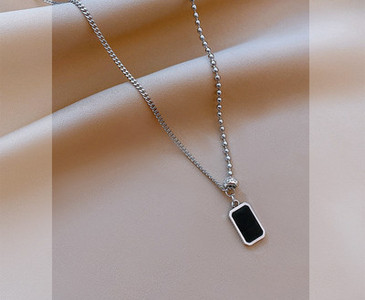 Μοντέρνα γυναικεία αλυσίδα με μενταγιόν σε ασημί χρώμα