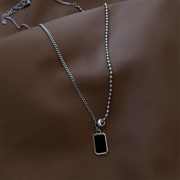 Μοντέρνα γυναικεία αλυσίδα με μενταγιόν σε ασημί χρώμα