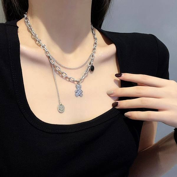 Двуредна верижка с висулки в сребрист цвят