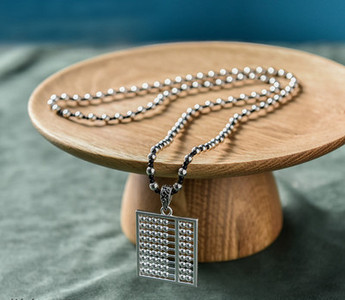 Γυναικείο κολιέ με χάντρες και μενταγιόν