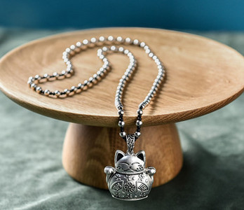 Γυναικείο κολιέ με χάντρες και μενταγιόν