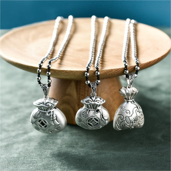 Γυναικείο κολιέ με χάντρες και μενταγιόν