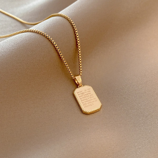 Subtilus kaklo papuošalas su aukso spalvos pakabuku moterims