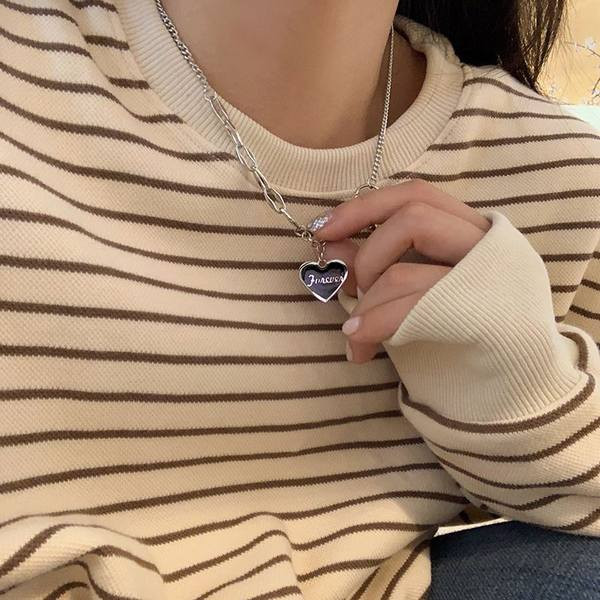 Moderna ženska ogrlica sa privjeskom u obliku srca - srebrne boje