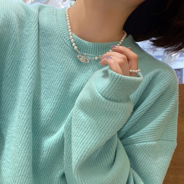 Γυναικείο κολιέ με πέρλες με μενταγιόν κορώνα