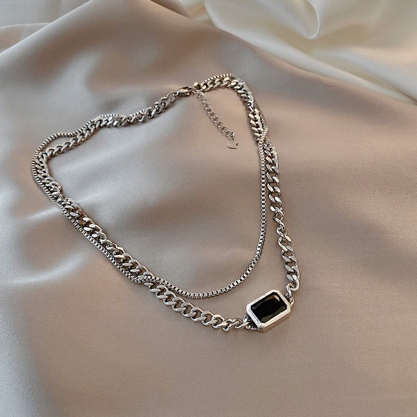 Ženska dvoredna ogrlica u srebrnoj boji sa privjeskom