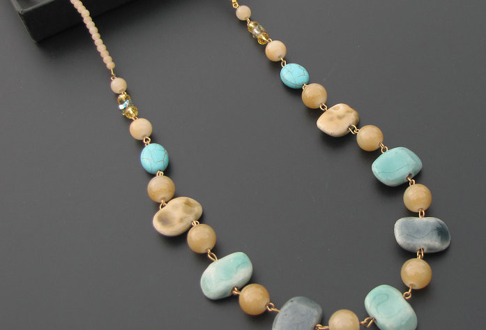 Ženska ogrlica sa kamenčićima u boji