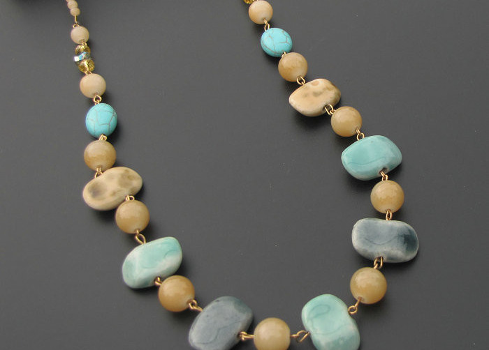 Ženska ogrlica sa kamenčićima u boji