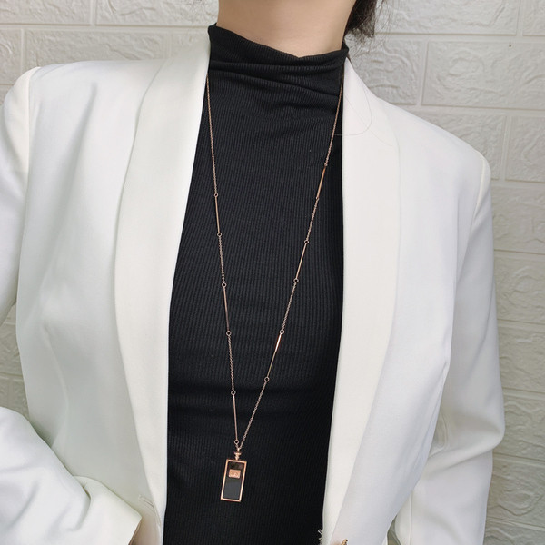 Ženska moderna ogrlica sa crnim privjeskom