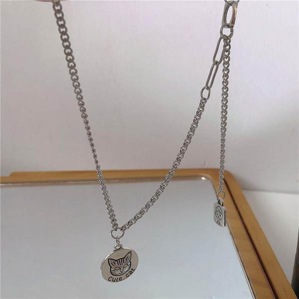 Дамско колие в сребрист цвят с висулка